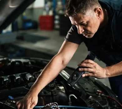 worker making oil change service in an auto shop - Jerry Zister, auto shop for car repair and maintenance in Kitchener, Ontario